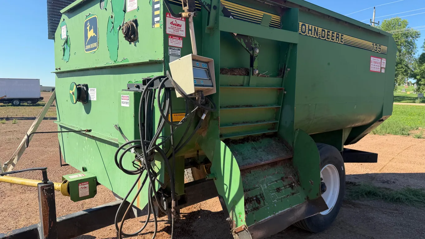 John Deere (Rotomix) 135 Feed Wagon