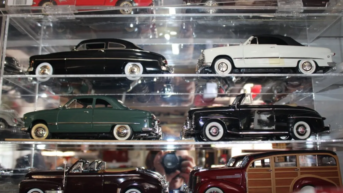 Plexiglas Display Case with 6 1:18 Scale Diecast Cars; One Hinge Is Broken. 1939 Chevy Master Deluxe Woody, 1941 Chevy Deluxe, 1948 Ford Convertible,