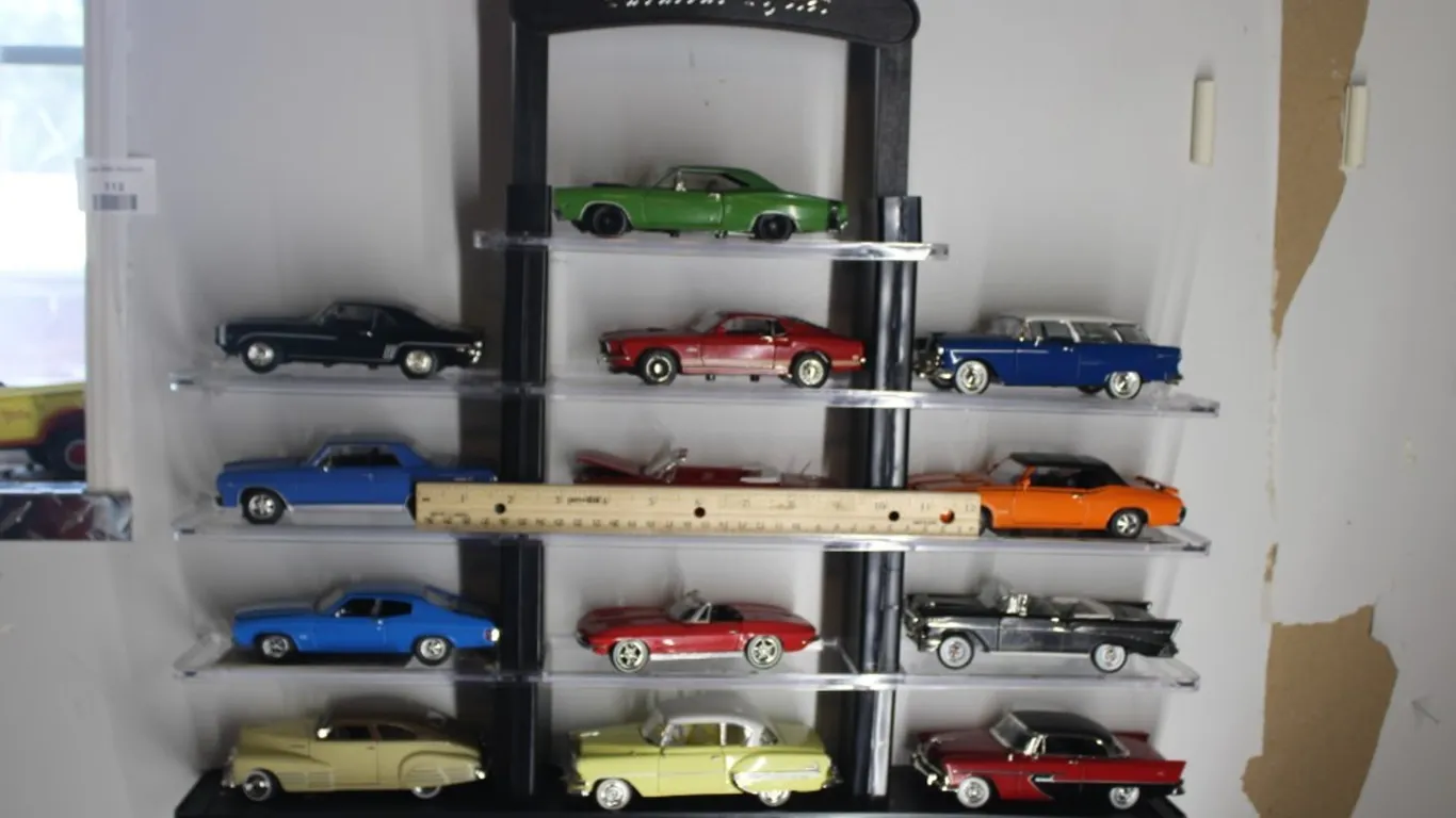 Fabulous Fifties Display Shelf with Thirteen 1:32 Scale Diecast Cars