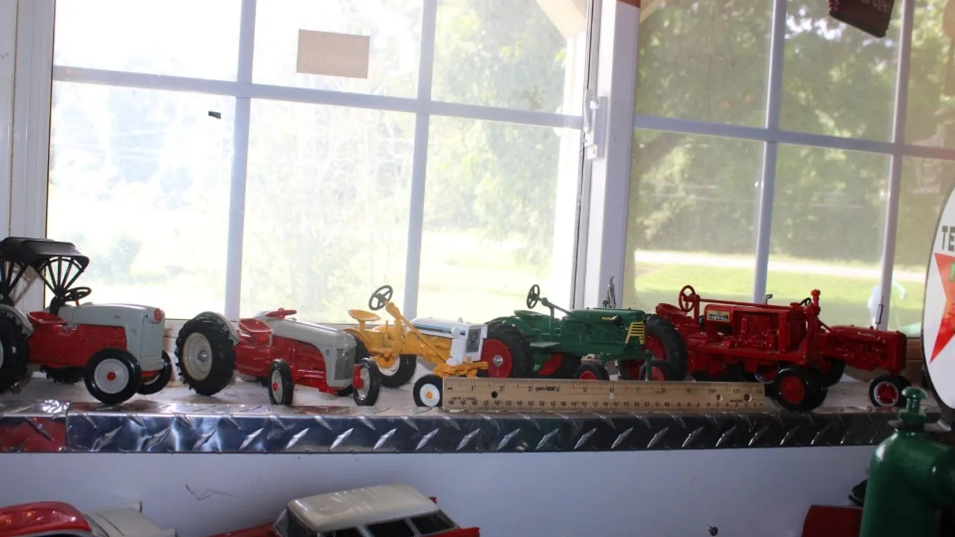 6 Diecast Tractors