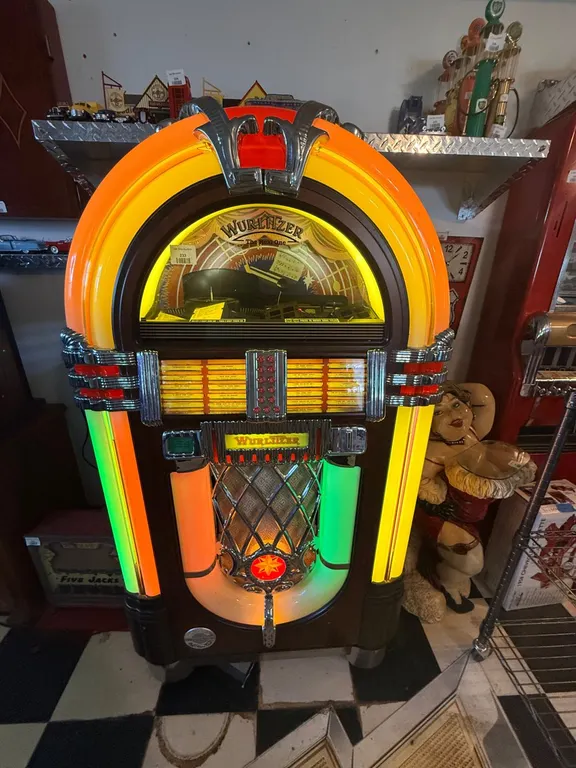 Wurlitzer 1015 CD Jukebox Seems to Work Has No CDs Measures 35 x 26 x 60 Has the Keys
