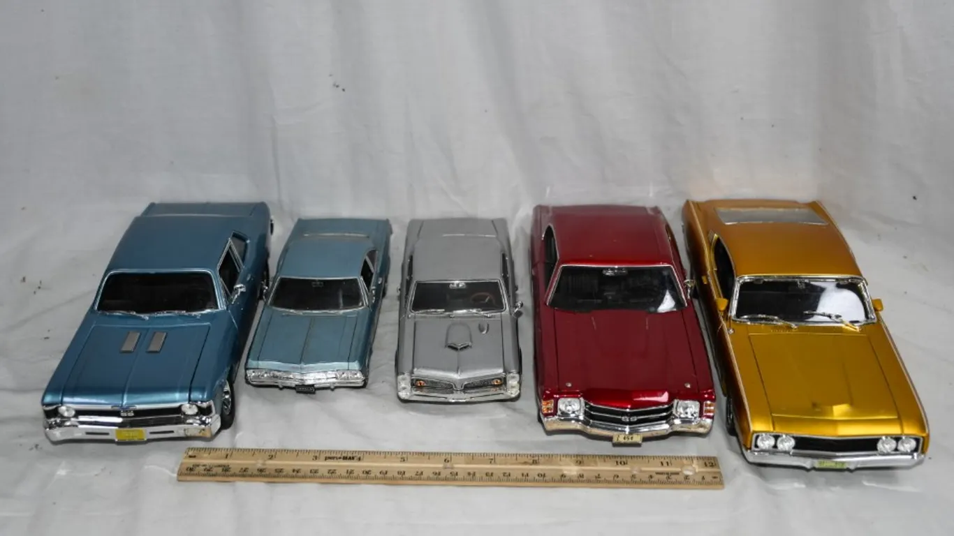 5 Diecast Model Cars, 3 Are 1:18 Scale and Include 71 Chevelle SS, 69 Ford Torino Talladega, 70 Chevy Nova SS, and Two 1:24 Scale to Include 67 GTO an