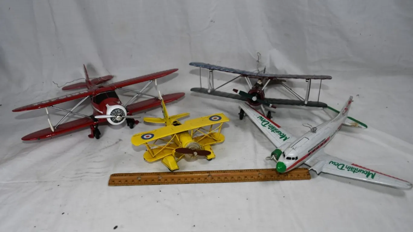 4 Diecast Airplanes