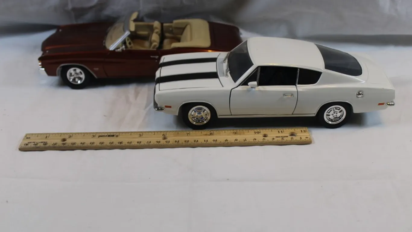 Two 1:18 Scale Diecast Cars, Maisto 1971 Chevy Chevelle and 69 Plymouth Barracuda