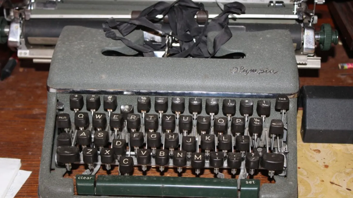 Olympia Typewriter, Needs a Ribbon