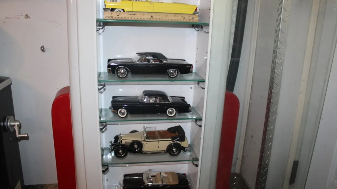 5 1:18 Scale Model Cars Including Sunstar 1956 Lincoln Premiere, Signature Brand 1961 Lincoln Continental, Signature 1956 Continental Mark II, Anson 1