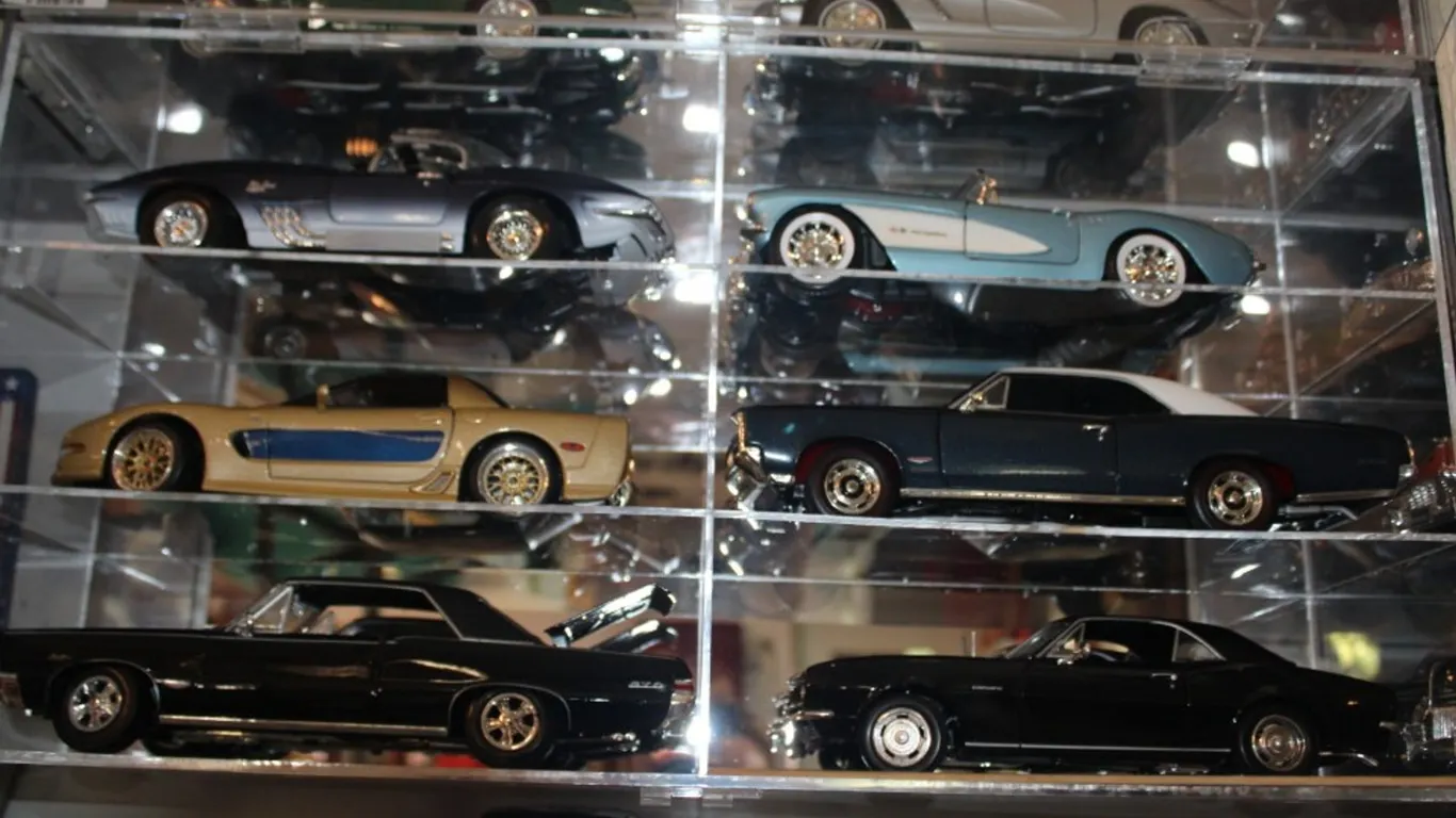 Plexiglas Display Case with 6 1:18 Scale Diecast Models, Including a Maisto 1967 Chevy Camaro Z28, Maisto 1965 Pontiac GTO, Maisto 2003 Signature Edit