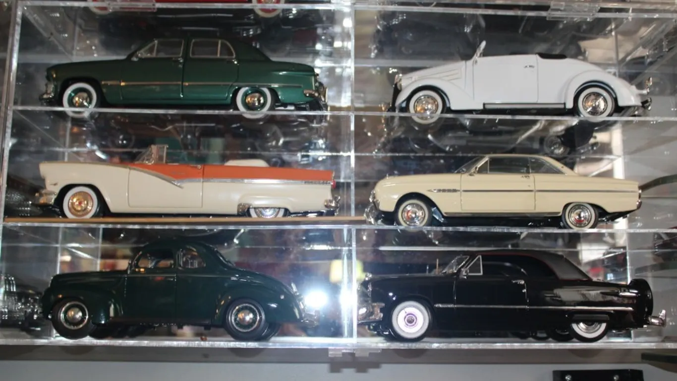 Plexiglas Display Case with 6 1:18 Scale Diecast Models: Maisto 1950 Ford, Maisto 1939 Ford Deluxe, Ertl 1956 Ford Sunliner, Signature 1963 Ford, Well