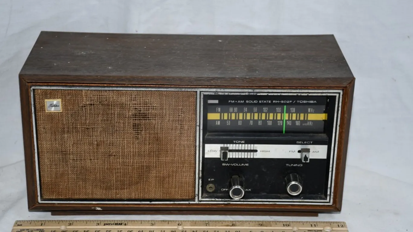 Toshiba AM/FM Solid-State Radio