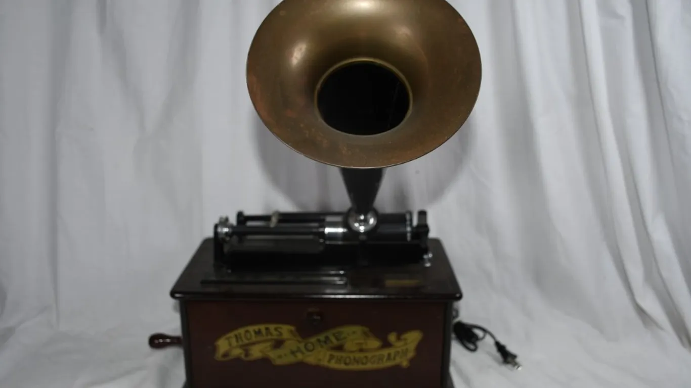 Thomas Edison Collector Edition Phonograph Radio AM FM