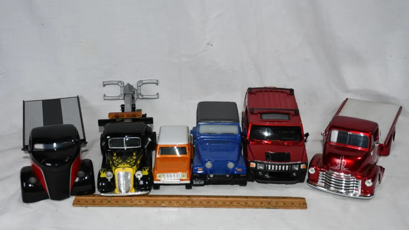 6 Diecast Flatbeds, Jeep, Bronco, Hummer, and Tow Truck