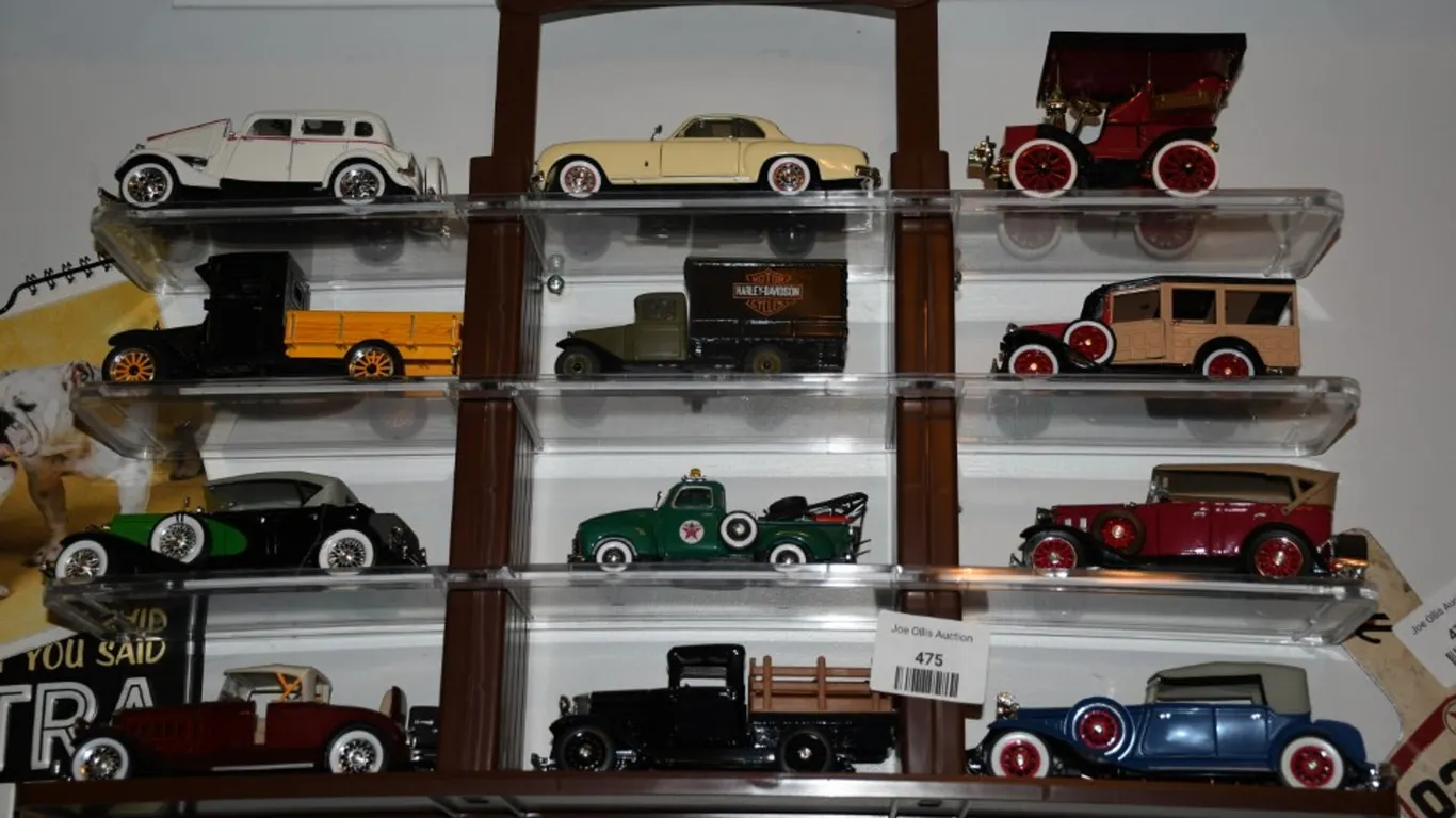 National Motor Museum Mint Display Shelf with 12 1:32 Scale Diecast Models