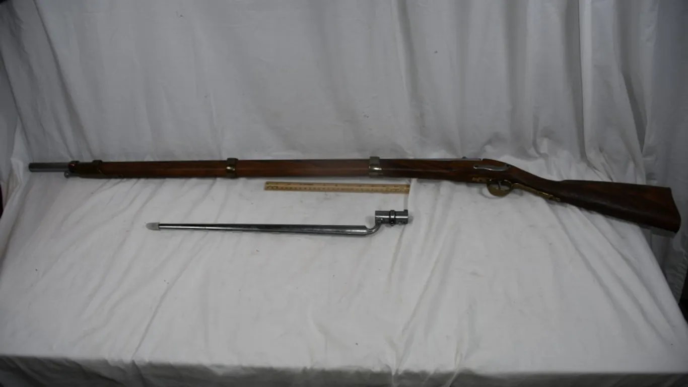 Reproduction Muzzle Loader with Bayonet Wall Hanger