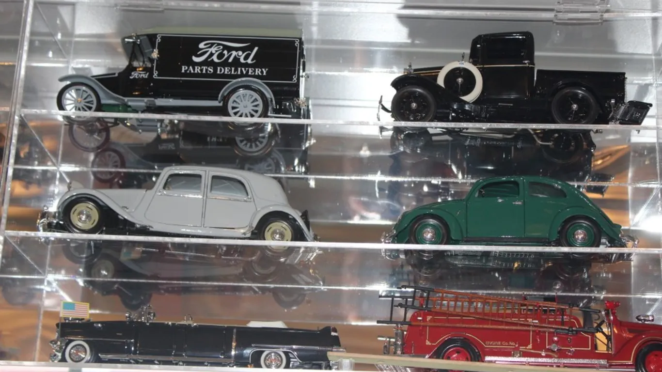 Plexiglass Display Case with 6 1:18 Scale Diecast Models Including 1938 Ford Fire Engine Has Loose Pieces 1956 Cadillac Presidential Parade Car 1951 V