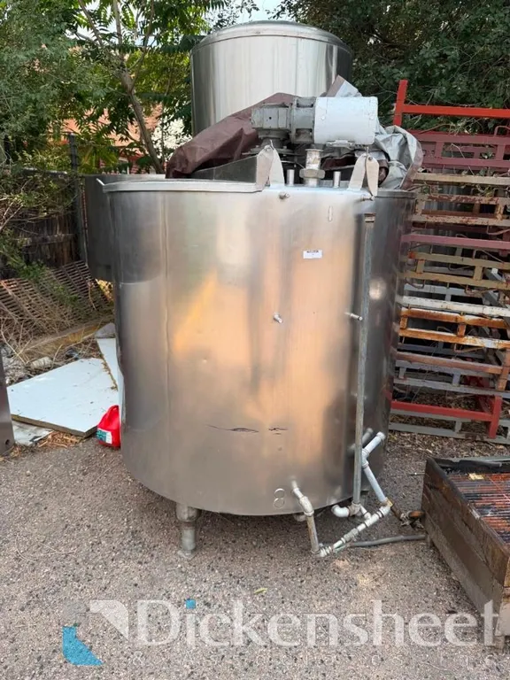MIXING TANK WITH AGITATOR