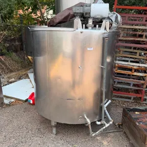 MIXING TANK WITH AGITATOR