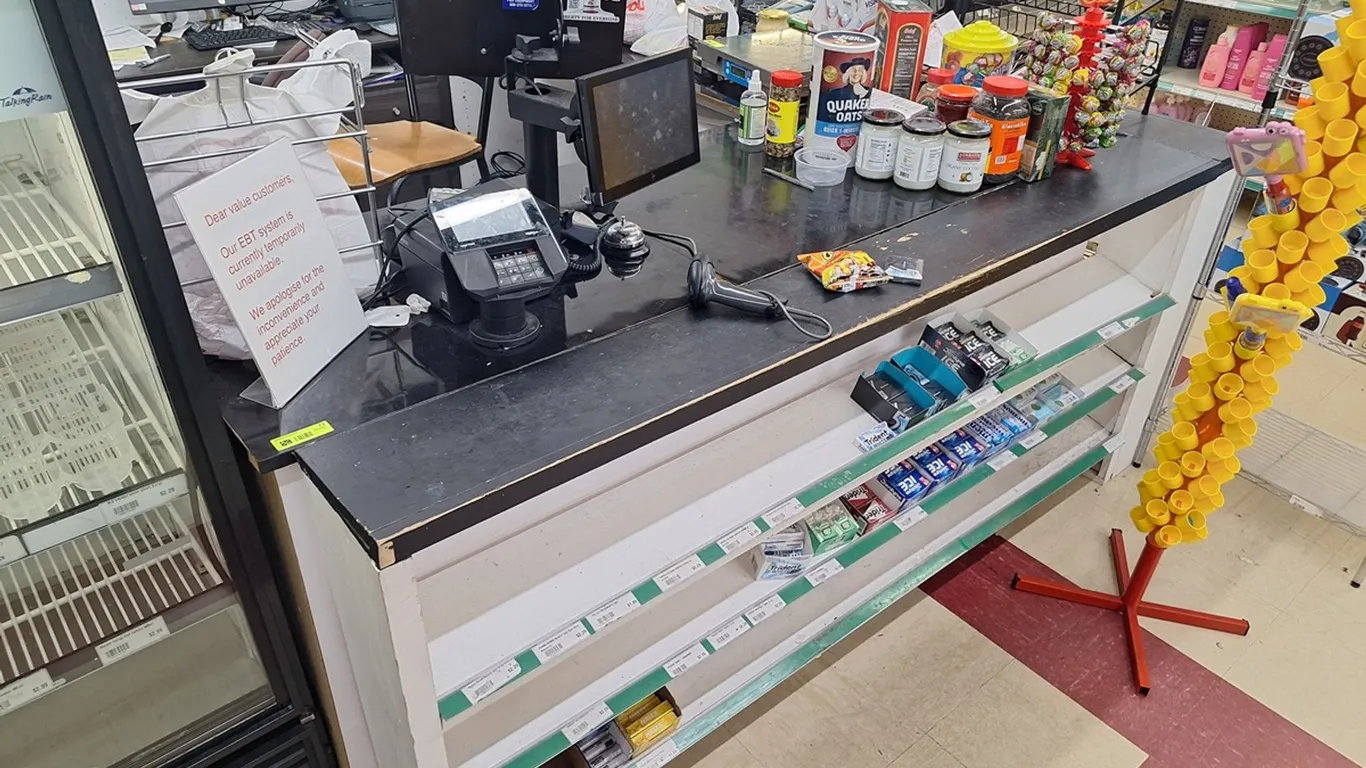 L-Shaped Retail Counter, Approx 8'x7'