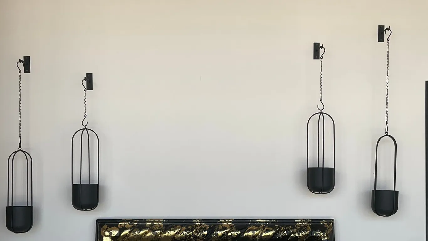 Walter Modern Black Metal Oval Hanging Planters