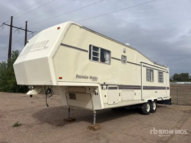 1994 NUWA Hitchhiker II 32 ft T/A Travel Trailer