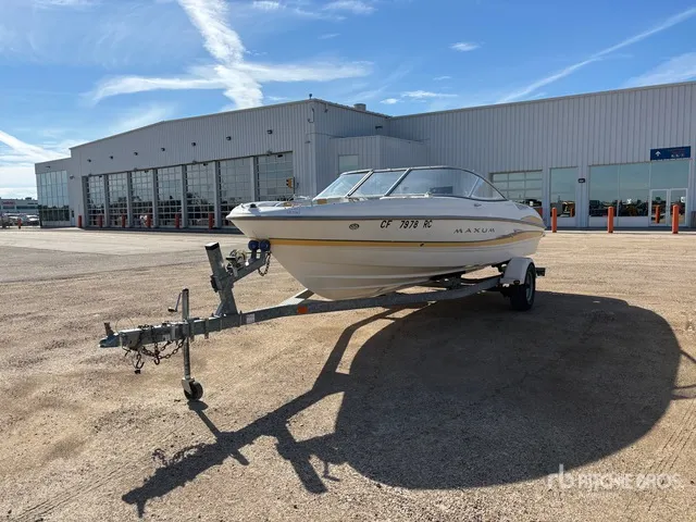 2004 Maxim 22 ft Bowrider Boat