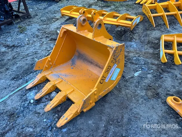 2026 GIYI 24 in Excavator Bucket - Fits CAT 303 (Unused)