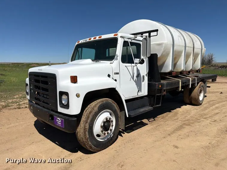 1981 International Harvestor 1854 flatbed truck