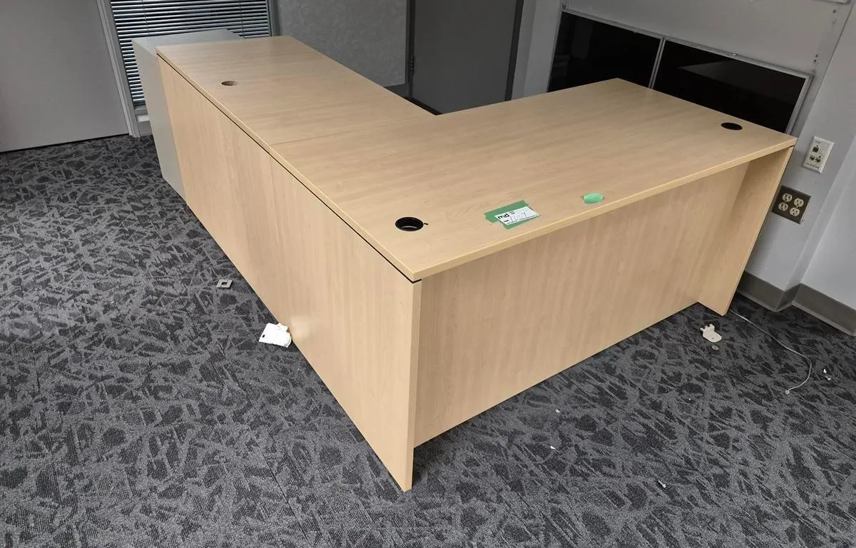 Woodgrain L-Shaped Office Desk (60"x78")
UNRESERVED