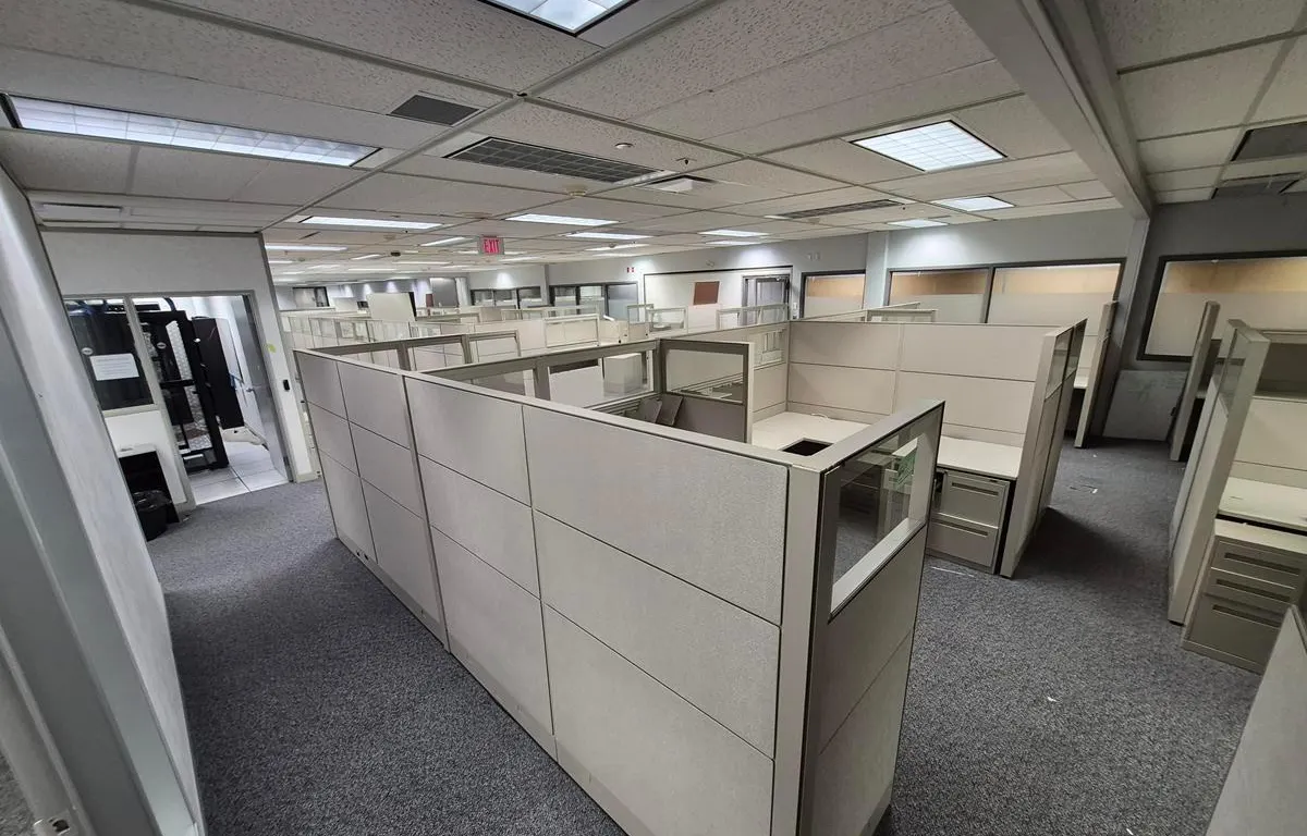 (4) Office Cubicle Workstations (77" x 302" x 66"H)
UNRESERVED