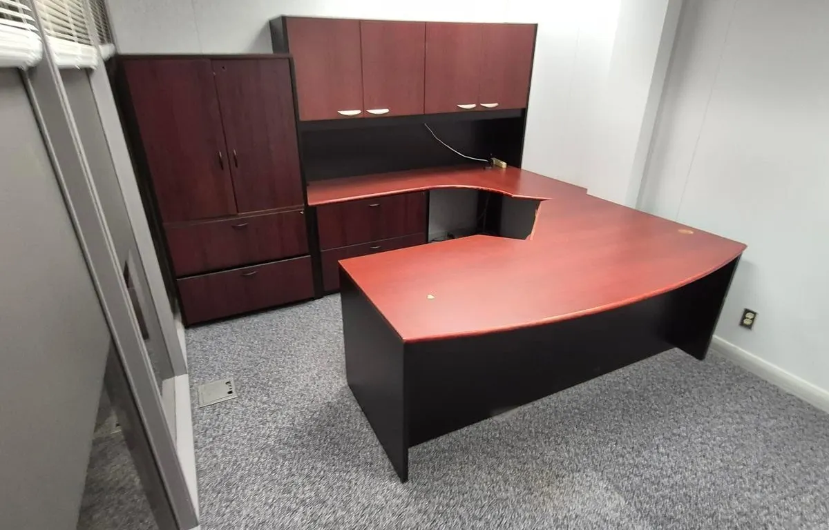 Cherry-Finish U-Shaped Executive Desk Set (78" x 99")
UNRESERVED