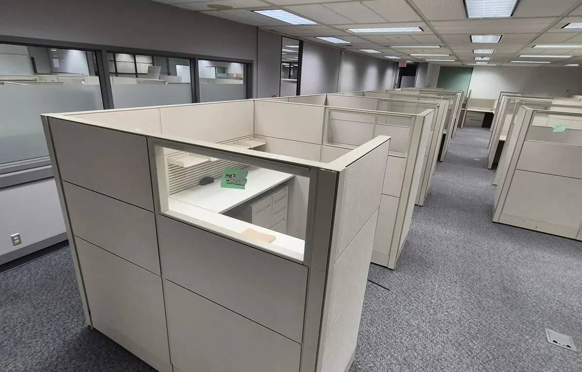 (6) Office Cubicle Workstations (77" x 522" 66"H)
UNRESERVED