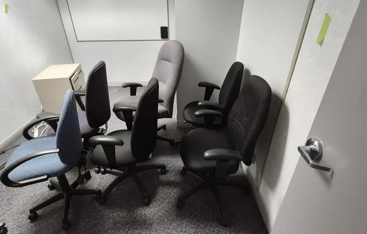 (8) Office Chairs & Filing Cabinet
UNRESERVED
