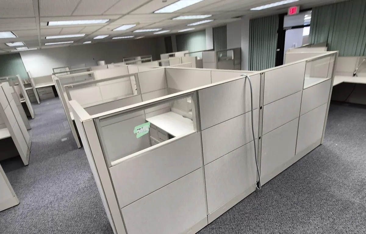 (6) Office Cubicle Workstations (152"x264"x66" H)
UNRESERVED