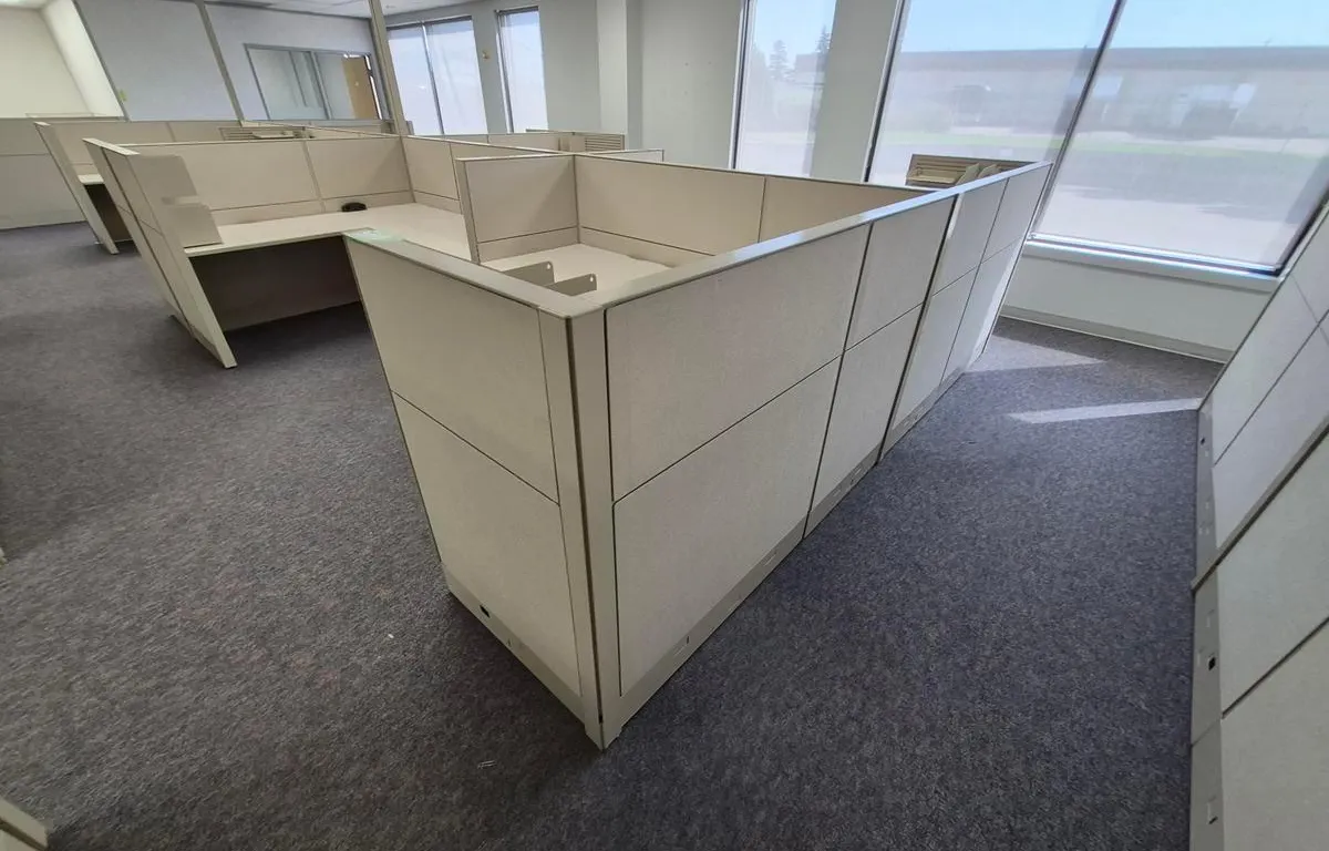 (8) Office Cubicle Workstations (153" x 350")
UNRESERVED