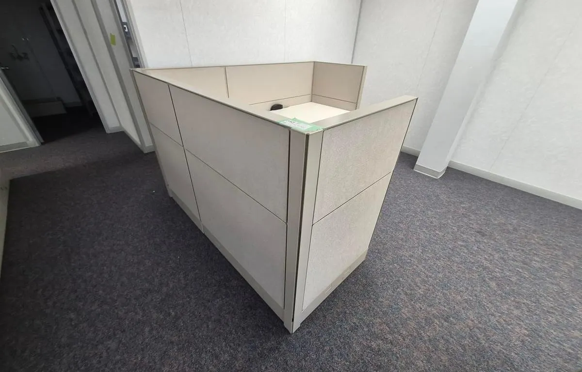 Office Cubicle Workstation (90" x 78")
UNRESERVED