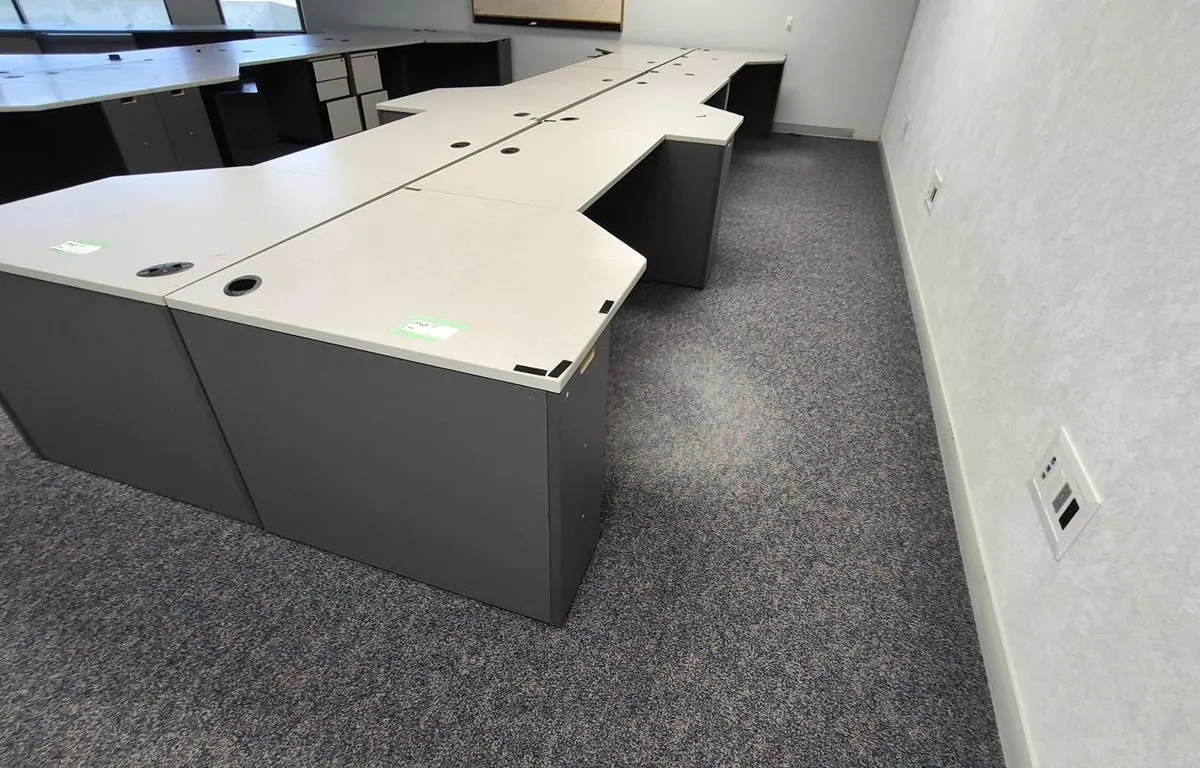 (3) Office Workstation Desks ( 7' x 3' Each)
UNRESERVED
