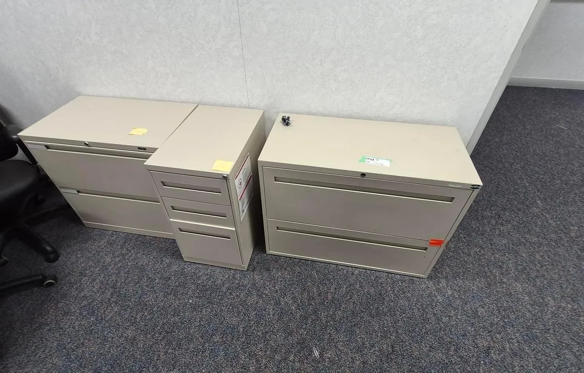 (3) Metal Filing Cabinets
UNRESERVED