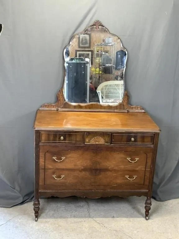 Dresser w Mirror Back