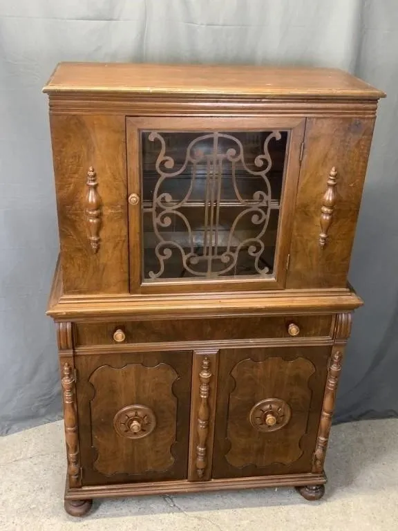 China Cabinet w Glass Door