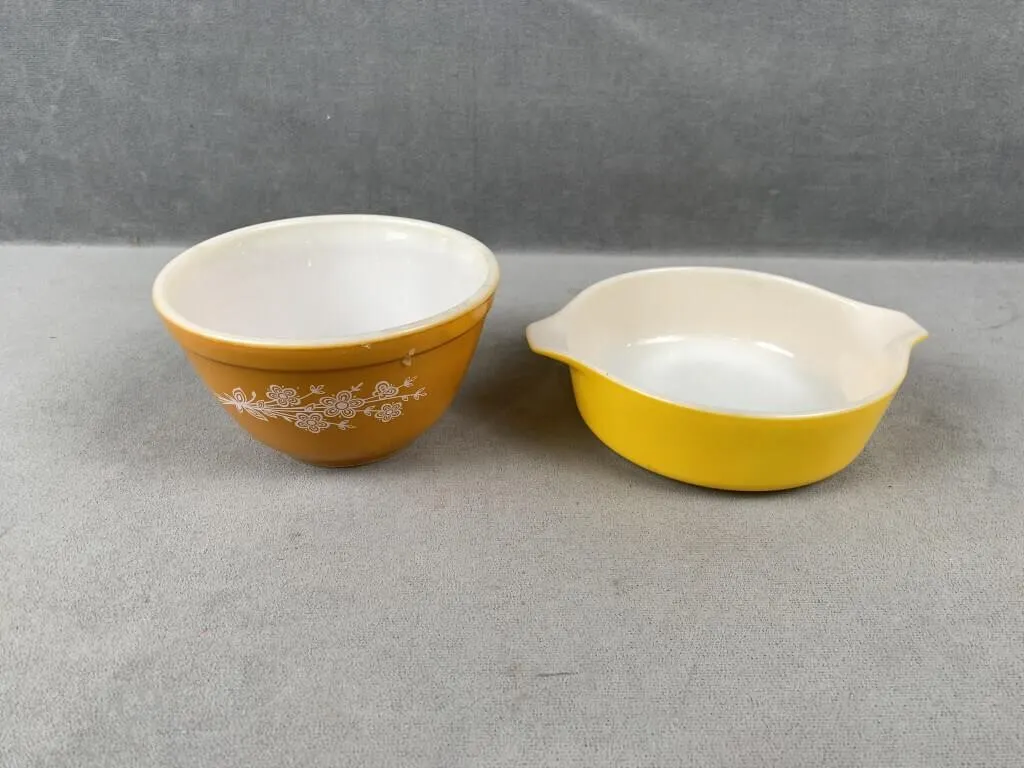2 Pyrex Dishes