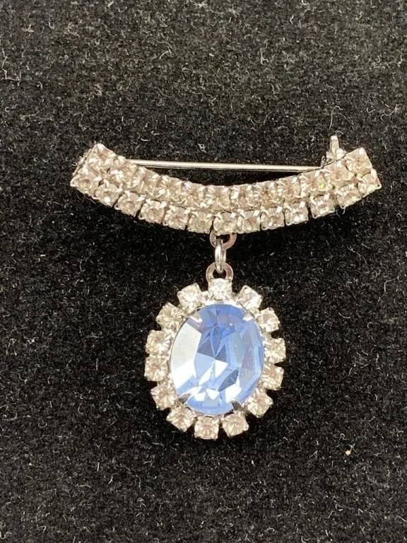 Rhinestone Brooch w Blue Centre Stone