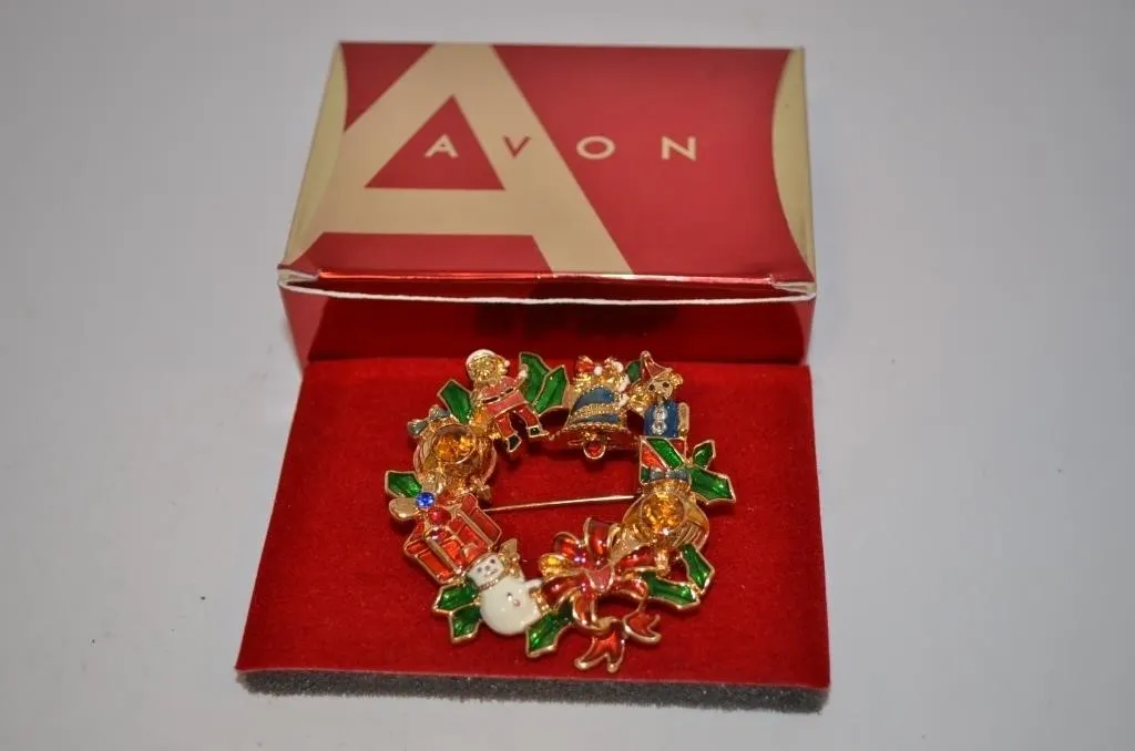 2010 Avon Collectible Holiday Wreath Pin features