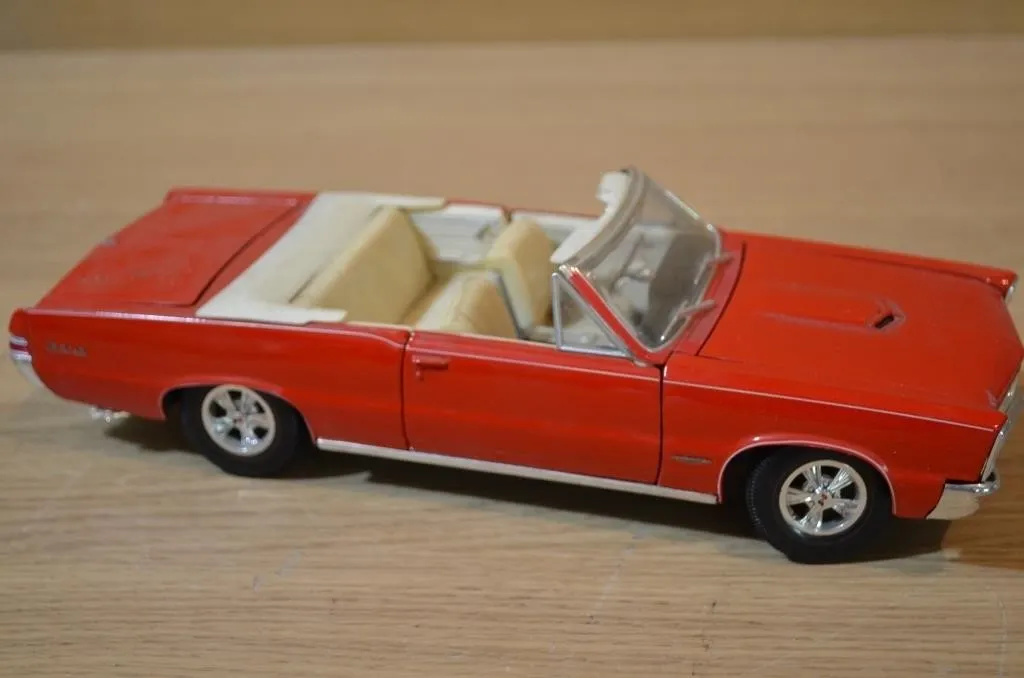 Maisto 1965 Pontiac GTO Red Convertible