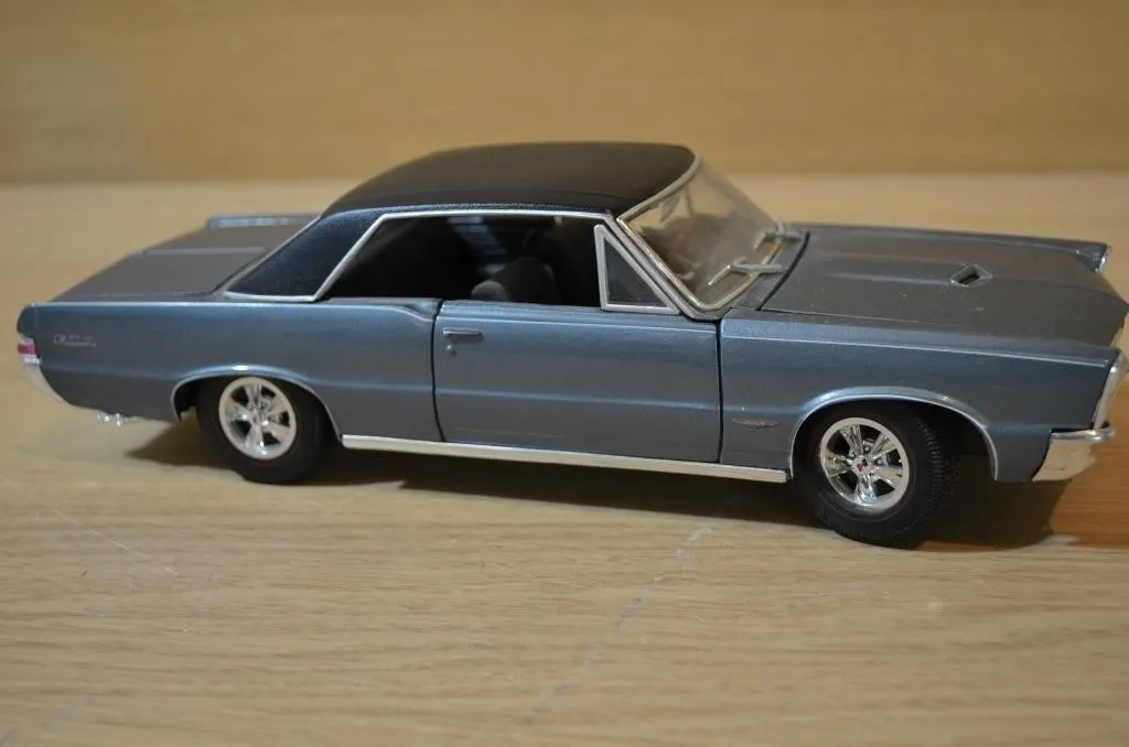 Maisto 1/18 Scale Diecast Model Car 1965 Pontiac