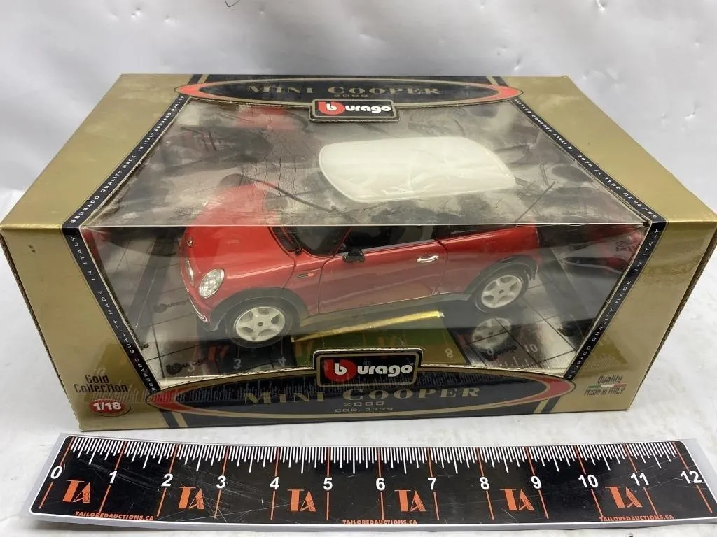 Bburago Mini Cooper 2000 1:18 Diecast Gold