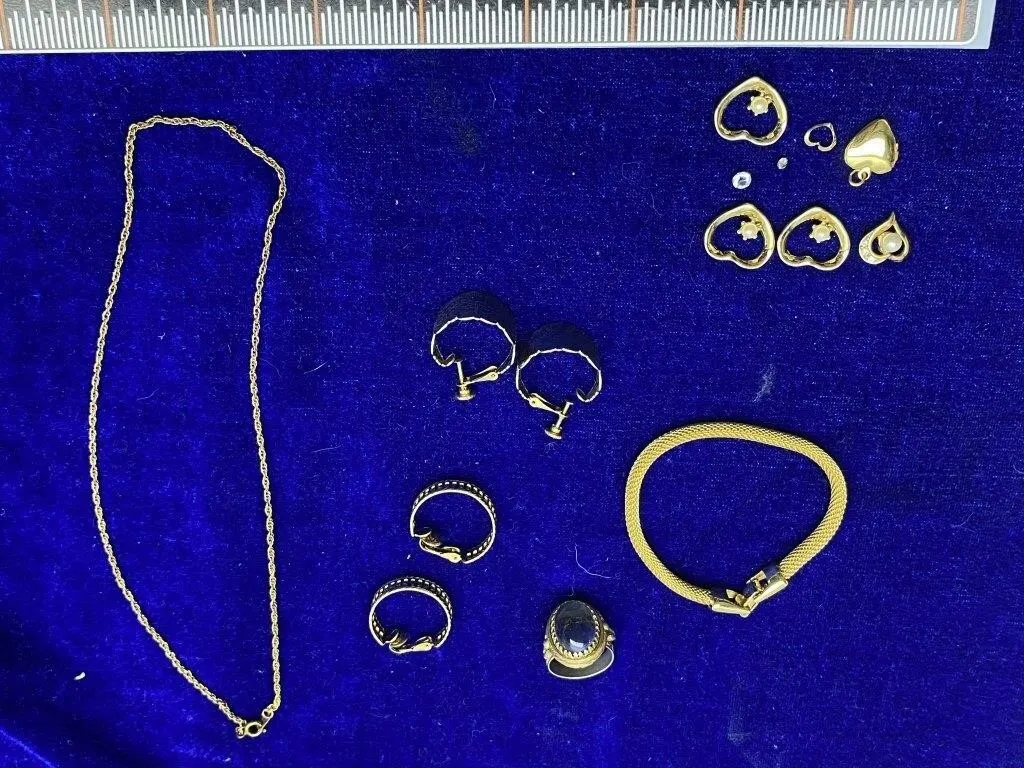 Gold-tone jewelry lot: chain, bracelet, rings,