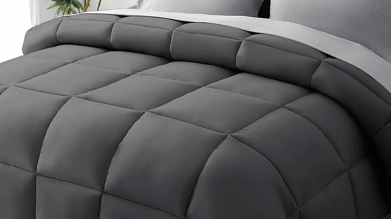 Used $65 JOLLYVOGUE King Reversible Comforter,...
