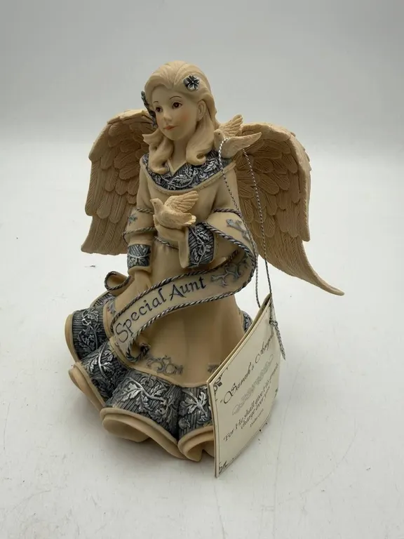 Sarah�s Angels Special Aunt Figurine
