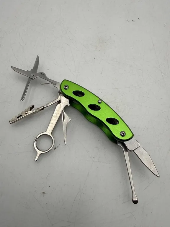 Green Multi-Tool Pocket Knife ?