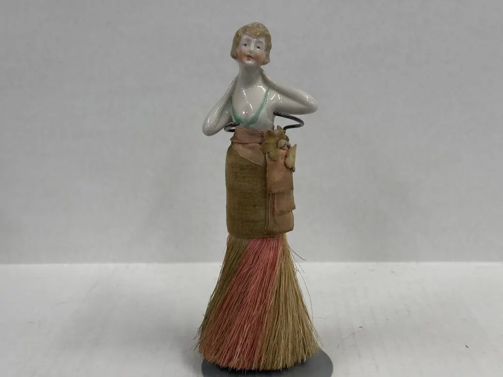 Porcelain Doll Whisk Broom /Cothing Brush. 7 �