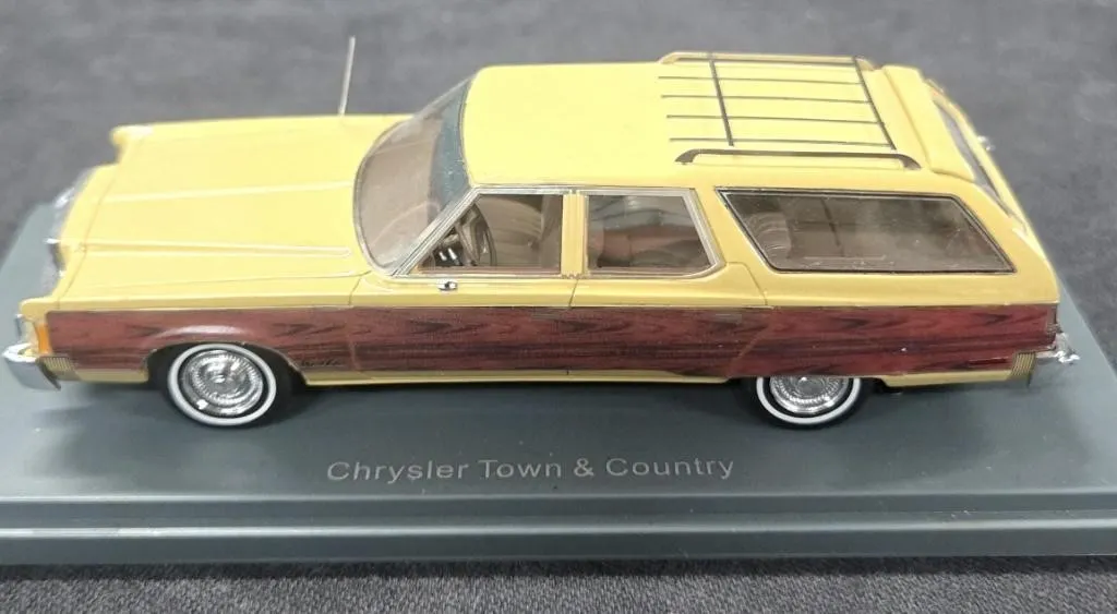 1:43 Scale 1976 Chrysler Town & Country Station